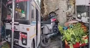 Nainital: रोडवेज बस के ब्रेक हुए फेल, बिजली के पोल से टकराई Nainital: रोडवेज बस के ब्रेक हुए फेल, बिजली के पोल से टकराई