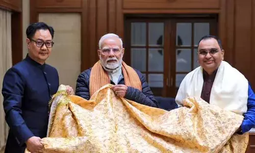 ताजा विवाद के बीच पीएम मोदी ने अजमेर दरगाह पर भेजी चादर ताजा विवाद के बीच पीएम मोदी ने अजमेर दरगाह पर भेजी चादर