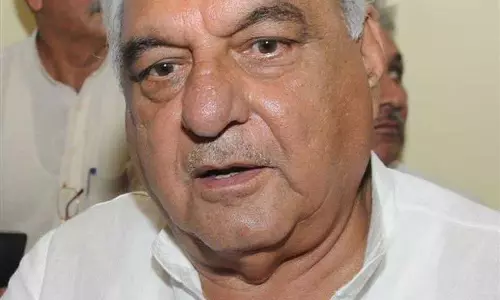 Haryana : प्रदेश में स्वास्थ्य सेवाएं वेंटिलेटर पर हुड्डा Haryana : प्रदेश में स्वास्थ्य सेवाएं वेंटिलेटर पर हुड्डा