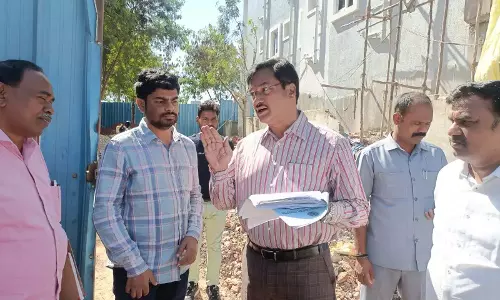 HYDRAA आयुक्त ने माधापुर में अवैध संरचना का निरीक्षण किया HYDRAA आयुक्त ने माधापुर में अवैध संरचना का निरीक्षण किया