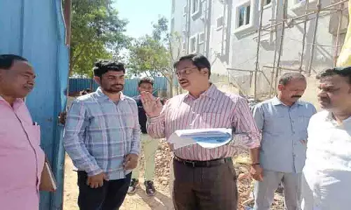 हाइड्रा आयुक्त ने Madhapur में अवैध निर्माण का निरीक्षण किया हाइड्रा आयुक्त ने Madhapur में अवैध निर्माण का निरीक्षण किया