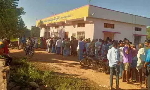 Sircilla में यूरिया की कमी के कारण किसानों की लंबी कतारें लगी