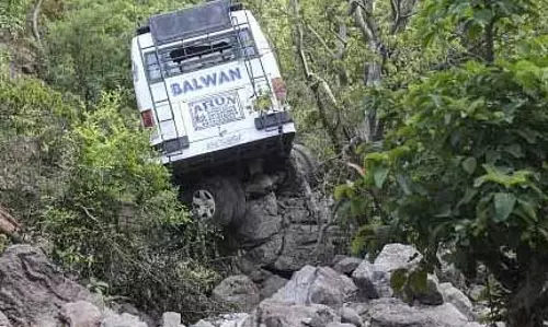 Jammu and Kashmir : वाहन खाई में गिरा, चार लोगों की मौत
