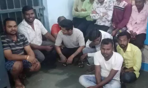 कुरुद में 12 जुआरी गिरफ्तार, नकदी मोबाइल और बाइक जब्त