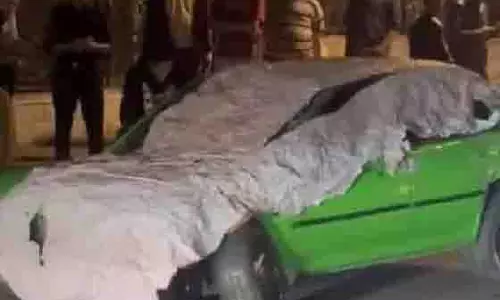 Hyderabad में केबीआर पार्क के पास तेज रफ्तार कार दुर्घटनाग्रस्त