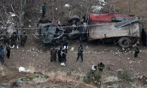Bandipora में सेना का वाहन खाई में गिरने के बाद स्थानीय लोगों ने घायल सैनिकों को बचाया