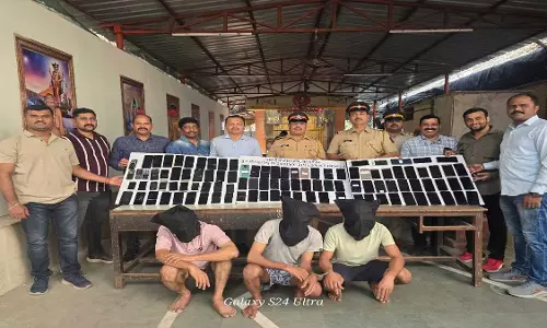 Mumbai: मोबाइल चोरी करने वाले गिरोह का भंडाफोड़, 9.18 लाख के 120 फोन बरामद