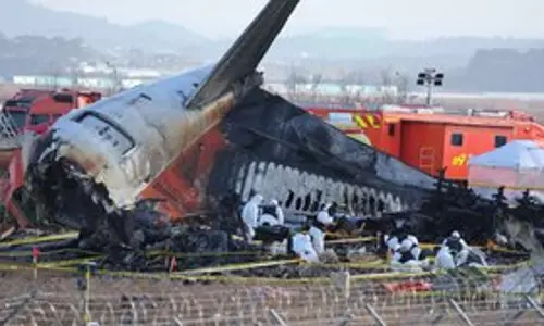 दुर्घटनाग्रस्त Jeju Air jet के दो इंजन जांच के लिए हैंगर में ले जाए गए दुर्घटनाग्रस्त Jeju Air jet के दो इंजन जांच के लिए हैंगर में ले जाए गए