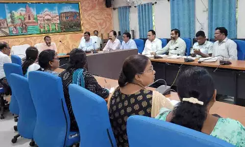 DC ने विकास परियोजनाओं की स्थिति की समीक्षा की