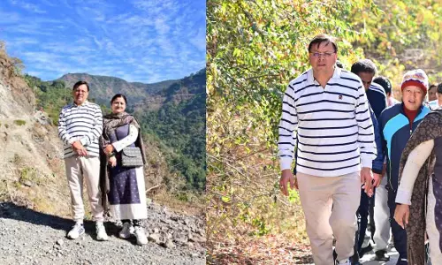 Dehradun: पत्नी व बच्चों के साथ झड़ीपानी मार्ग पर ट्रैक पर नज़र आये सीएम धामी