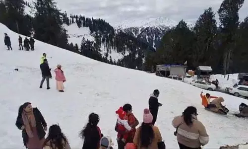 BRO ने सड़क से बर्फ हटाई, बड़ी संख्या में पर्यटक पहुंचे