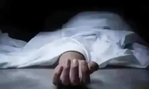 Bengaluru : इमारत से लकड़ी का खंभा गिरा, लड़की की मौत Bengaluru : इमारत से लकड़ी का खंभा गिरा, लड़की की मौत