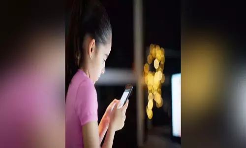 अगर आप भी अपने बच्चों को खेलने के लिए देते हैं मोबाइल फोन, तो हो जाएं सावधान
