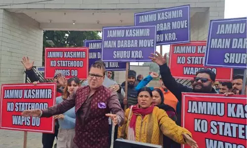 आप नेता Jayesh ने राज्य का दर्जा बहाल करने के लिए विरोध प्रदर्शन का नेतृत्व किया
