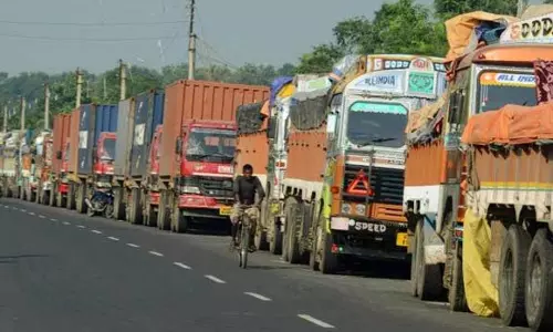 Manipur: नाकाबंदी हटने के बाद 400 से अधिक ट्रकों का आवागमन शुरू Manipur: नाकाबंदी हटने के बाद 400 से अधिक ट्रकों का आवागमन शुरू