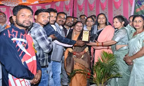 फुटबॉल प्रतियोगिता के समापन कार्यक्रम में शामिल हुई मंत्री लक्ष्मी राजवाड़े फुटबॉल प्रतियोगिता के समापन कार्यक्रम में शामिल हुई मंत्री लक्ष्मी राजवाड़े