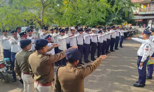 पुलिसकर्मियों ने ट्रेफिक नियमों का पालन करने और आमजन को जागरूक करने की ली शपथ