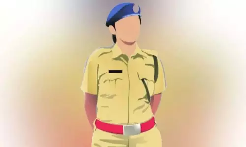 महिला पुलिस अधिकारी पर बाइक सवार महिला ने किया हमला: वारजे इलाके की घटना महिला पुलिस अधिकारी पर बाइक सवार महिला ने किया हमला: वारजे इलाके की घटना