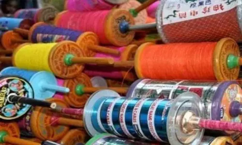 Varanasi : चीनी मांझा बेचने वालों पर सख्ती, 5 गिरफ्तार, 150 क्विंटल मांझा बरामद