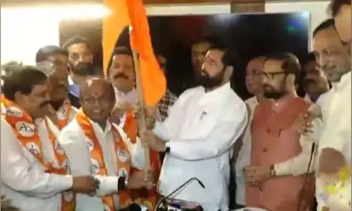 Navi Mumbai में ठाकरे समूह के पदाधिकारी शिंदे समूह में शामिल हुए Navi Mumbai में ठाकरे समूह के पदाधिकारी शिंदे समूह में शामिल हुए