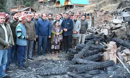 पूर्व सीएम Jai Ram ने अग्नि प्रभावित टांडी गांव का दौरा किया