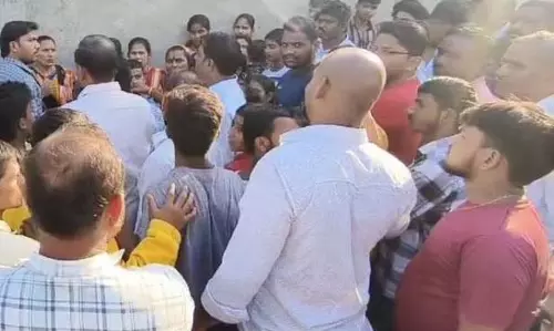 कूड़ा उठाने वाले ट्रक की टक्कर से बच्चे ने गंवाया अपना पैर, नागरिकों में गुस्से का माहौल कूड़ा उठाने वाले ट्रक की टक्कर से बच्चे ने गंवाया अपना पैर, नागरिकों में गुस्से का माहौल