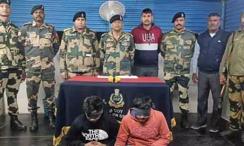BSF और पुलिस ने 2.6 किलोग्राम हेरोइन और 40 गोलियों के साथ दो ड्रग तस्करों को पकड़ा BSF और पुलिस ने 2.6 किलोग्राम हेरोइन और 40 गोलियों के साथ दो ड्रग तस्करों को पकड़ा
