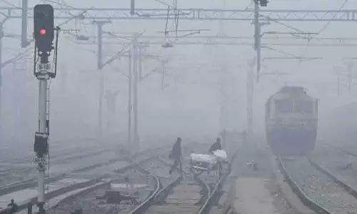 Chandigarh: ट्रेनों की देरी और उड़ानों के रद्द होने से ट्राइसिटी कोहरे की समस्या से जूझ रही