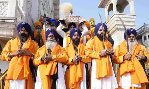दसवें सिख गुरु गुरु Gobind Singh की जयंती पर नगर कीर्तन निकाला गया दसवें सिख गुरु गुरु Gobind Singh की जयंती पर नगर कीर्तन निकाला गया