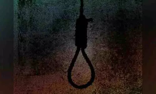Sircilla में मोबाइल टावर से लटका मिला व्यक्ति Sircilla में मोबाइल टावर से लटका मिला व्यक्ति