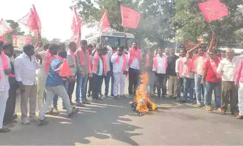 रायथु भरोसा विश्वासघात, BRS ने मनकोंदुर में रेवंत रेड्डी का पुतला जलाया