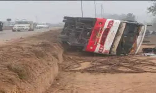 Kurukshetra: कोहरे के कारण गड्ढे में पलटी बस, दूसरे वाहन को बचाने के कारण हुआ हादसा
