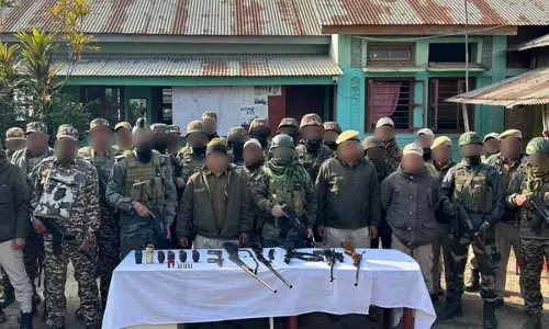 Manipur: भारतीय सेना और पुलिस के संयुक्त अभियान में हथियार और गोला-बारूद बरामद