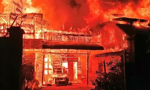 Manipur: मोरेह में भीषण आग में दो घायल, 15 से अधिक घर नष्ट Manipur: मोरेह में भीषण आग में दो घायल, 15 से अधिक घर नष्ट