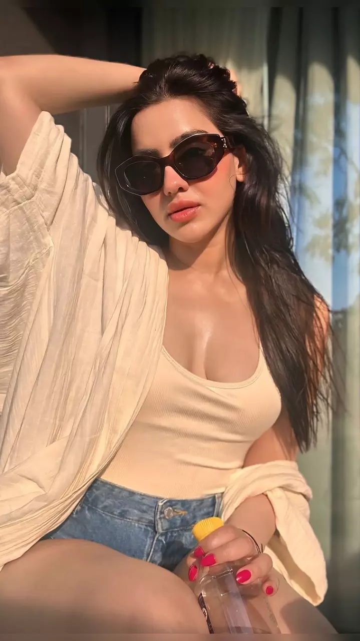 रितिका छेबर का दिखा हॉट लुक