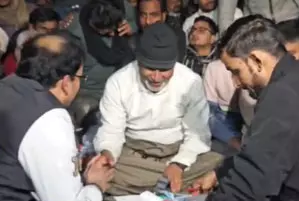 आमरण अनशन पर बैठे प्रशांत किशोर को डॉक्टर ने चेताया, कुछ नहीं खाया तो बिगड़ सकती है स्थिति आमरण अनशन पर बैठे प्रशांत किशोर को डॉक्टर ने चेताया, कुछ नहीं खाया तो बिगड़ सकती है स्थिति