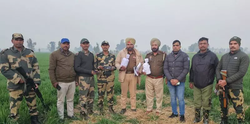 BSF और पुलिस ने तरनतारन में सीमा पर ड्रोन और हेरोइन जब्त की