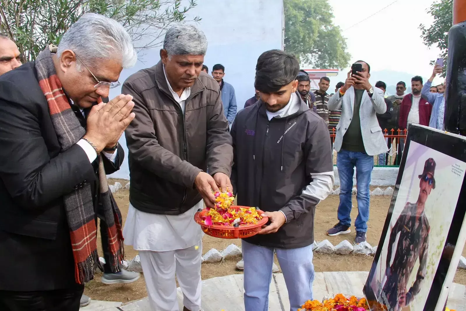 Alwar: केंद्रीय मंत्री यादव ने शहीद कंवरपाल की मूर्ति का अनावरण किया