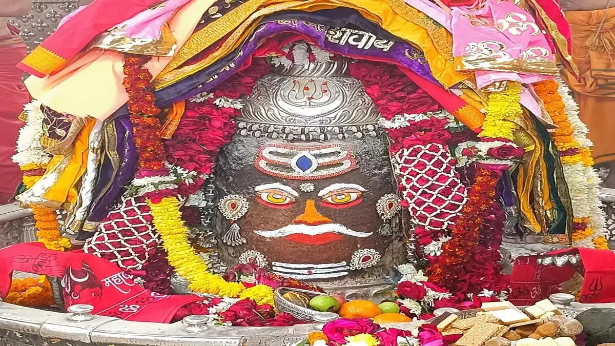 Ujjain : भस्म आरती में त्रिपुंड भांग, काजू और बादाम सजे महाकाल