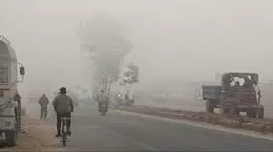 Weather : बादलों और कोहरे की चादर में छिपा सूरज, दिन में छाया अंधेरा