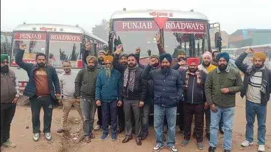 Punjab रोडवेज और पीआरटीसी के संविदा कर्मचारियों की हड़ताल शुरू, यात्री फंसे रहे