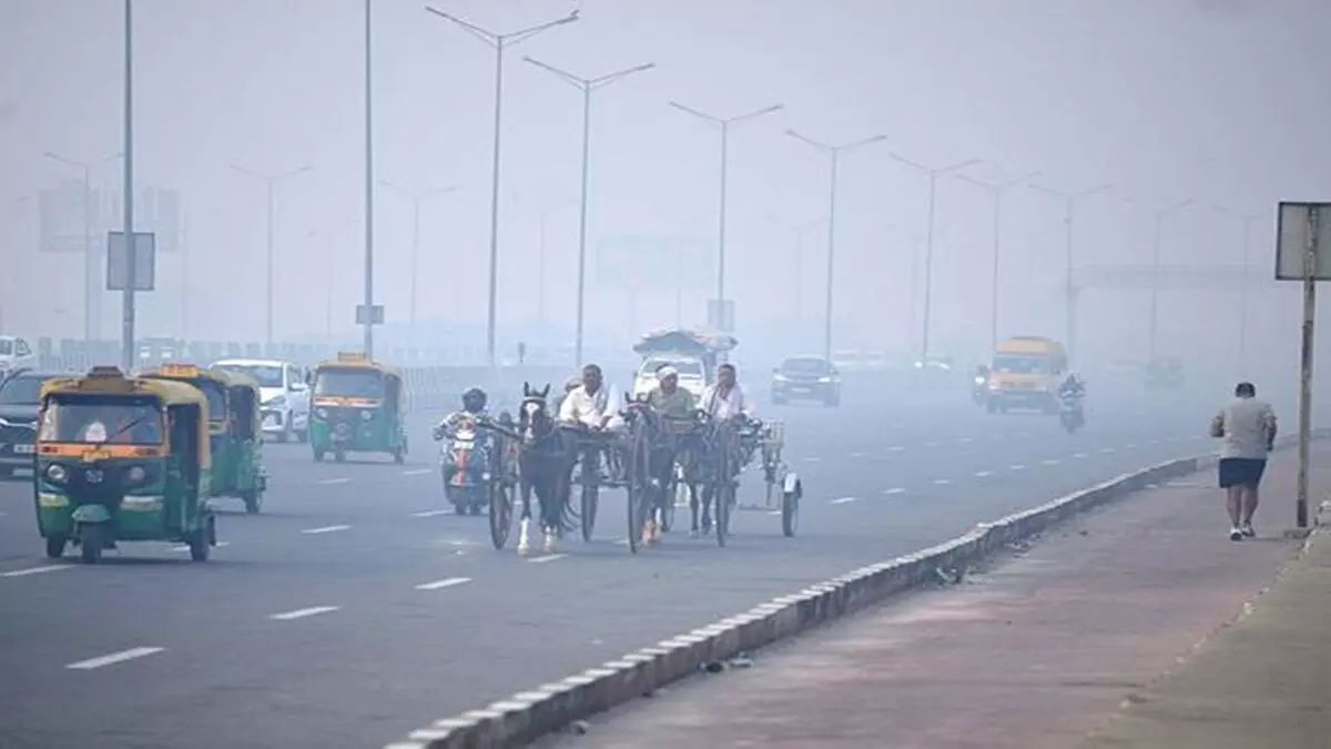 Delhi-NCR में तेज हवाओं ने दिलाई घने कोहरे से राहत, AQI हुआ 300 के पार