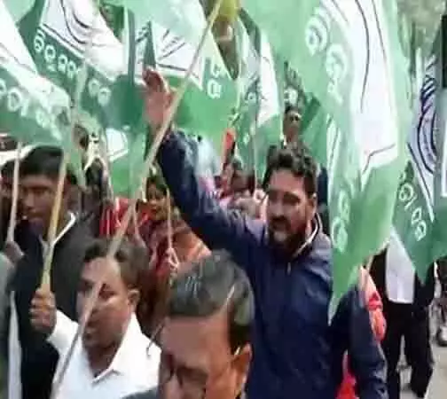 BJD ने राज्य सरकार के खिलाफ भुवनेश्वर में विशाल विरोध प्रदर्शन का किया आयोजन