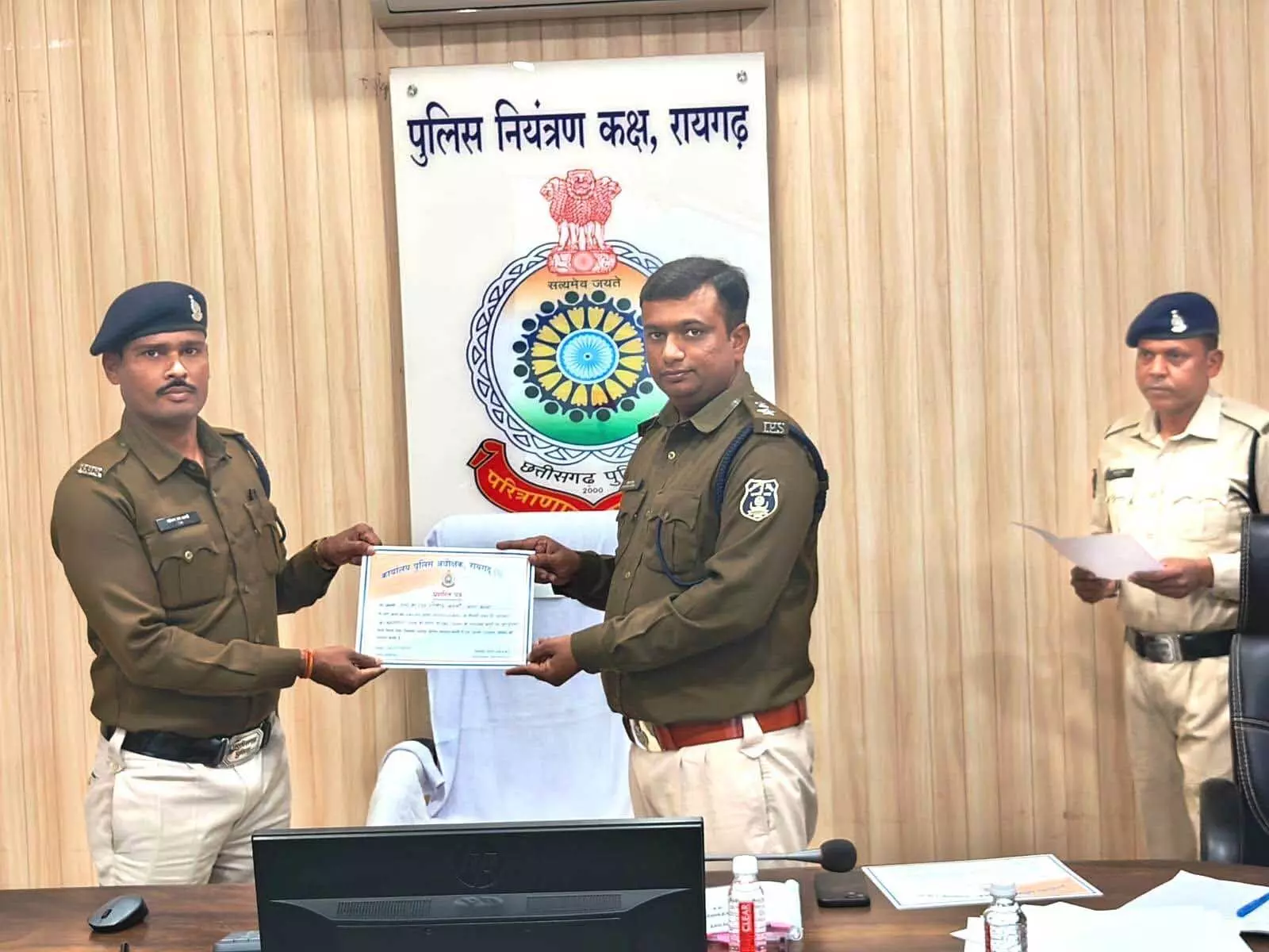 बेहतर प्रदर्शन पर सम्मान, उत्कृष्ट कार्य करने वाले पुलिसकर्मियों को एसपी ने दिए ईनाम