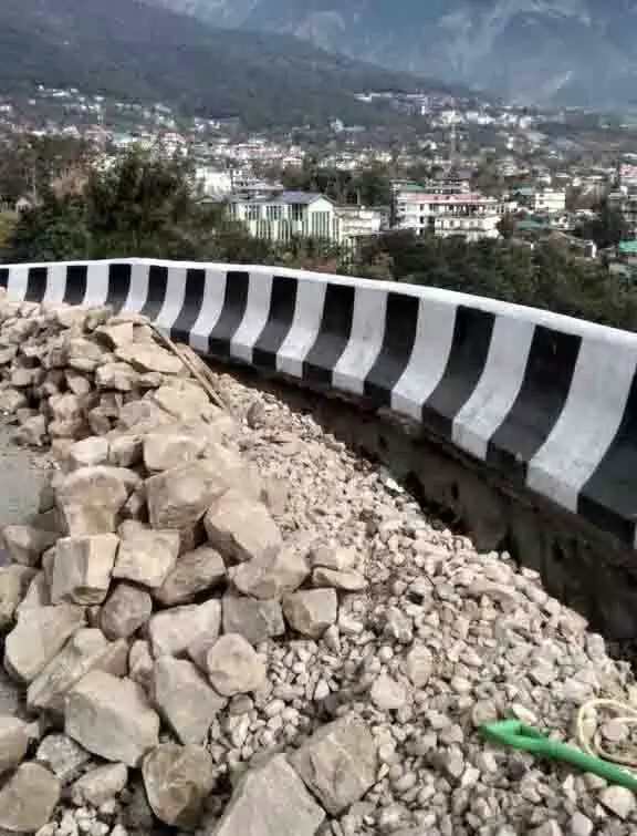 लगातार सड़क खोदने से Dharamshala के स्मार्ट शहर का सपना धूमिल