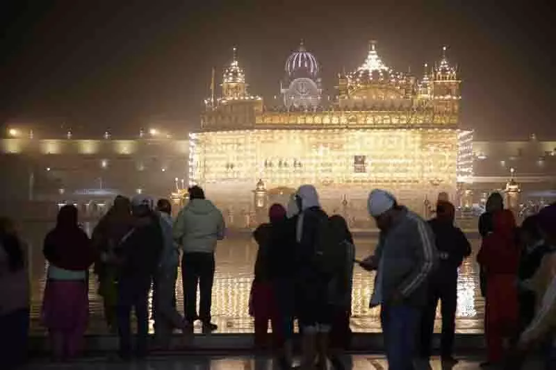 Amritsar: स्वर्ण मंदिर में प्रकाश पर्व श्रद्धापूर्वक मनाया गया