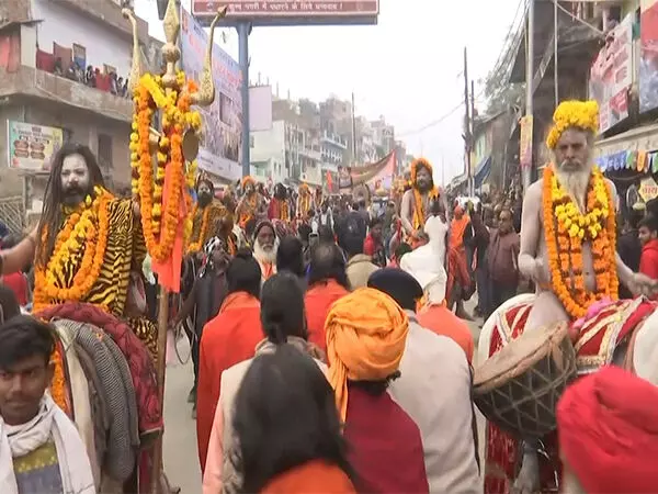 Maha Kumbh: आनंद अखाड़ा अपने शिविर में प्रवेश से पहले शोभा यात्रा करता है आयोजित