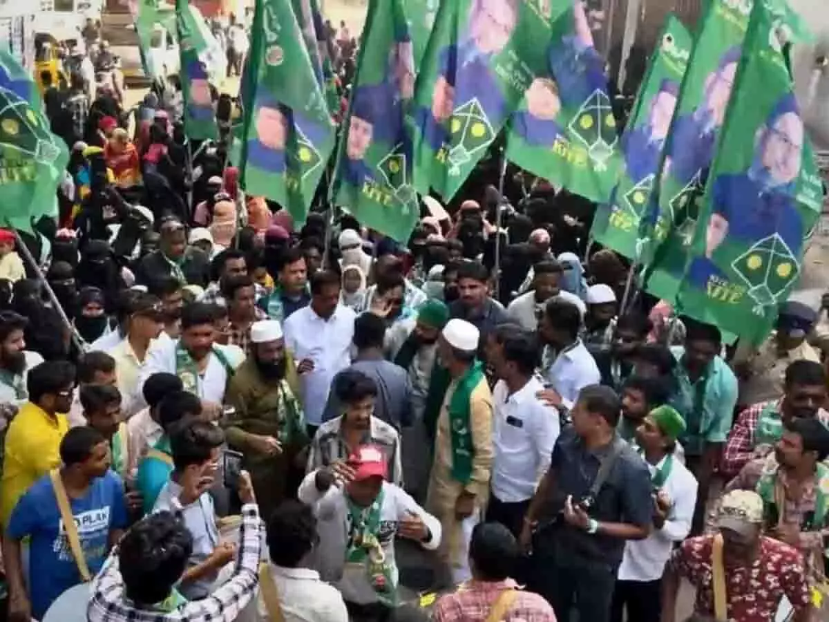 AIMIM कार्यकर्ताओं ने आरामगढ़-जू पार्क फ्लाईओवर पर रैली निकाली