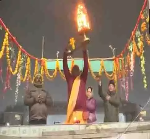 Maha Kumbh से पहले बड़ी संख्या में श्रद्धालुओं के जुटने पर रामघाट संध्या आरती से जगमगा उठा