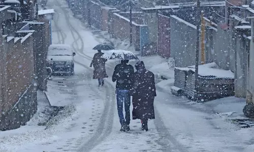 Kashmir घाटी में ताजा बर्फबारी